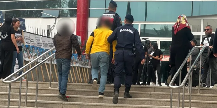 Yolun karşısına geçmeye çalışan yayaya hafriyat kamyonu çarptı