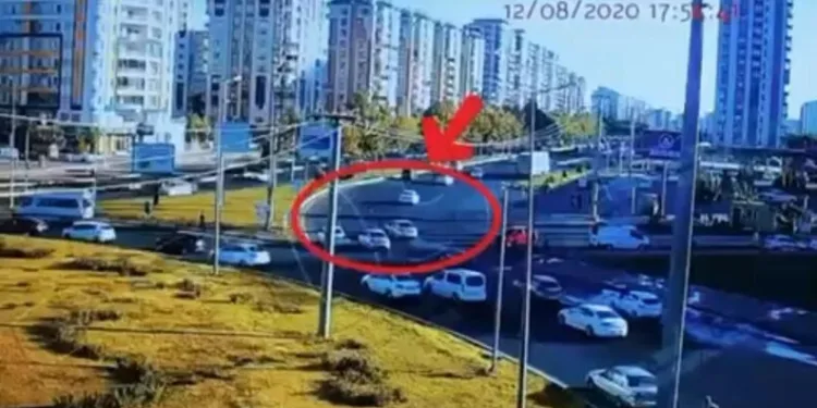 Yolun karşısına geçmeye çalışan yayaya hafriyat kamyonu çarptı