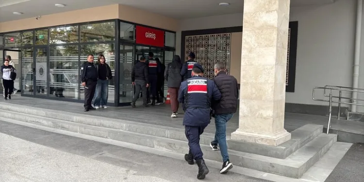 Yolun karşısına geçmeye çalışan yayaya hafriyat kamyonu çarptı