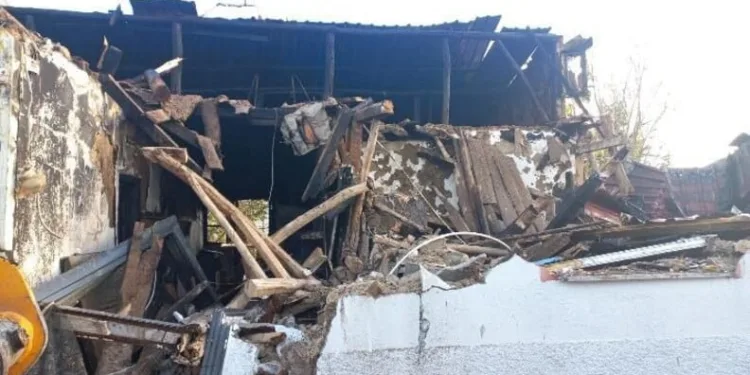 Tek katlı evde çıkan yangın 1 saatte söndürüldü