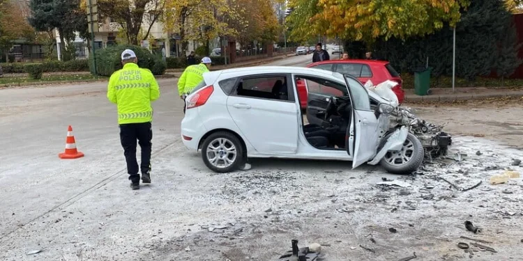 Kamyona yandan çarpan aracın 70 yaşındaki sürücüsü hayatını kaybetti