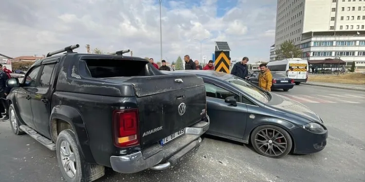 Karaman’da pikap kamyonetle otomobil çarpıştı: 1 yaralı