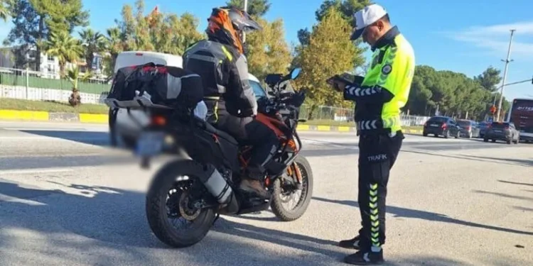 Başakşehir’de tehlikeli motosiklet gösterisi yapan sürücü yakalandı