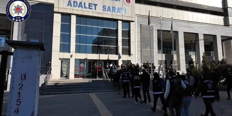 Başakşehir’de tehlikeli motosiklet gösterisi yapan sürücü yakalandı
