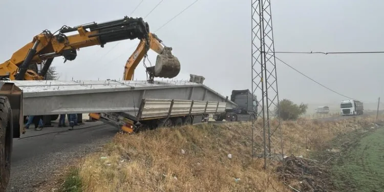 Tavuk çiftliğinin depo kısmında yangın
