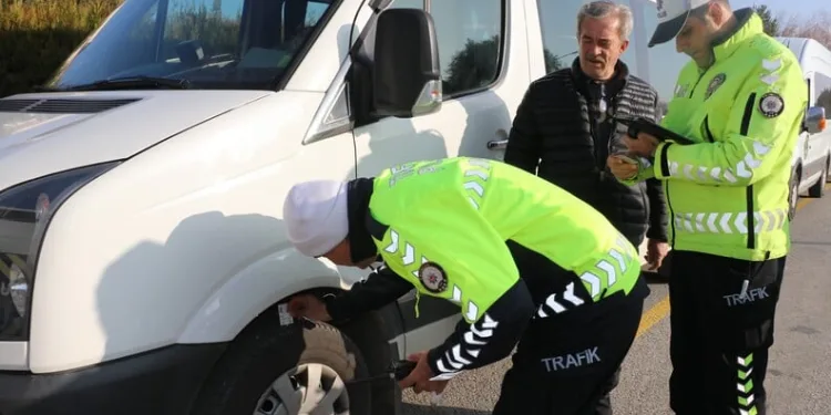 Erzincan’da okul servislerine kış lastiği denetimi yapıldı