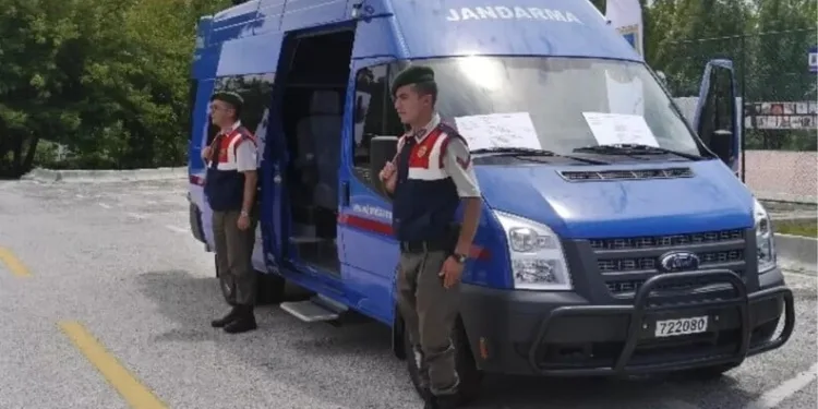 Erzincan’da okul servislerine kış lastiği denetimi yapıldı