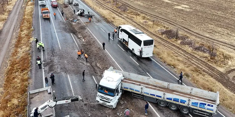 Kayseri’de aynı yolda 2 kaza: 1 ölü, 2 yaralı