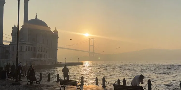 İstanbul Boğazı’nda sis etkili oluyor