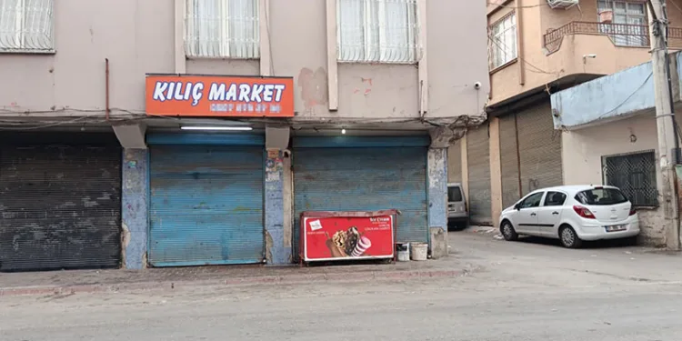 Otomobil markete daldı: 4 yaralı
