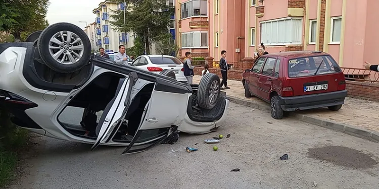 Otomobil park halinde olan araca çarptı
