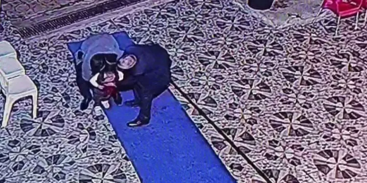 Boğazına şeker kaçan çocuk heimlich manevrasıyla kurtarıldı