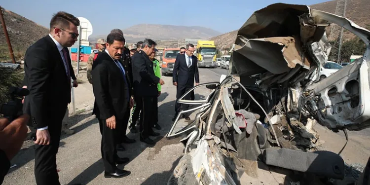 Freni arızalanan kamyon, ışıkta bekleyen 8 araca çarptı: 4 yaralı