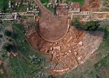 Antik tiyatroda seyirci basamakları yerlerine yerleştiriliyor