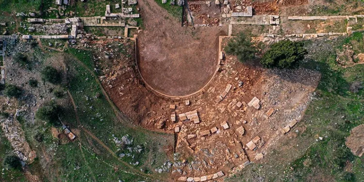 Antik tiyatroda seyirci basamakları yerlerine yerleştiriliyor