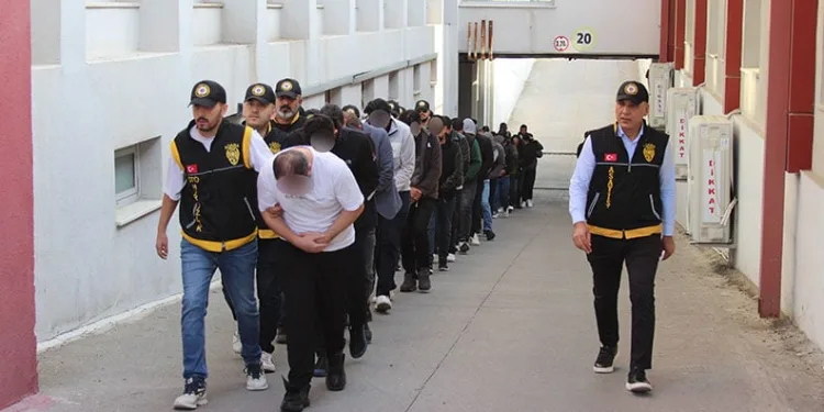 Müteahhitleri 19 milyon lira dolandıran şebeke çökertildi