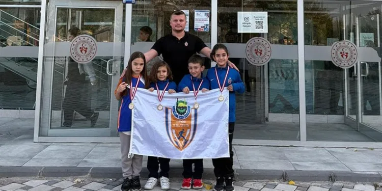 İnegöl Belediyesi sporcularından yüzmede Türkiye dereceleri