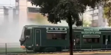 Yüzlerce yolcunun olduğu tramvaya yıldırım isabet etti