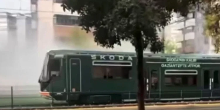 Yüzlerce yolcunun olduğu tramvaya yıldırım isabet etti