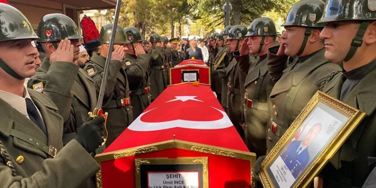Kıdemli Başçavuş İnce ve Uzman Çavuş Dolapci, Cebeci Askeri Şehitliği’nde toprağa verildi