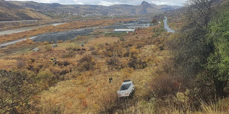 Elazığ’da kamyonet şarampole uçtu