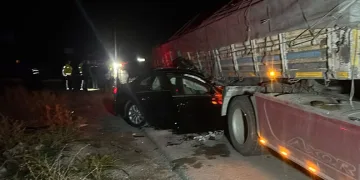 Otomobil tırla çarpıştı: 2 ölü, 2 yaralı