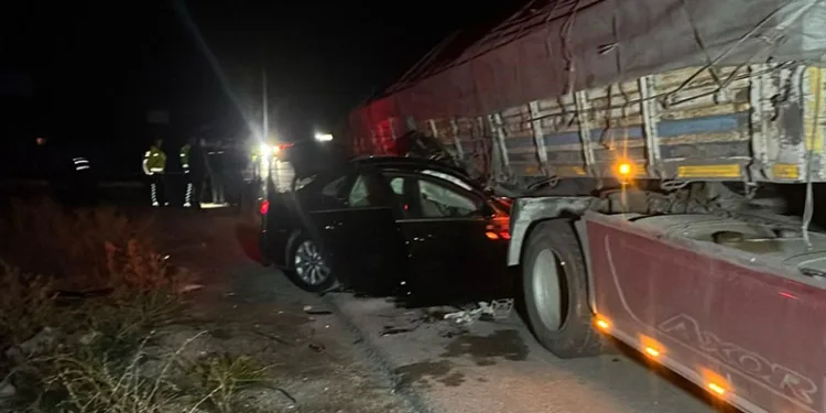 Otomobil tırla çarpıştı: 2 ölü, 2 yaralı
