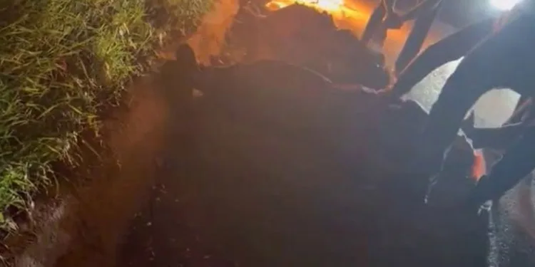 Otomobille çarpışan motosiklet alev topuna döndü: 1’i ağır 2 yaralı