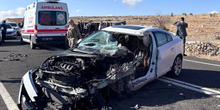 Mardin’de otomobil ile açık kasa kamyonet çarpıştı: 2 yaralı