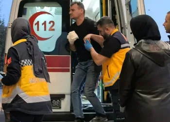 Eli traktörün hidrolik sistemine sıkışan çiftçi yaralandı
