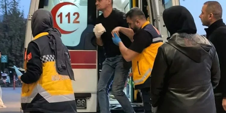 Eli traktörün hidrolik sistemine sıkışan çiftçi yaralandı