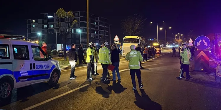 Bolu’da üç servis midibüsü çarpıştı: 11 yaralı