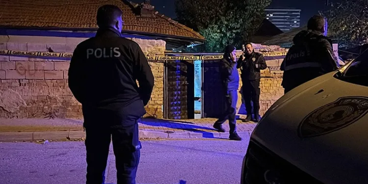 16 yaşındaki çocuk, babasını annesini darp ettiği için öldürmüş