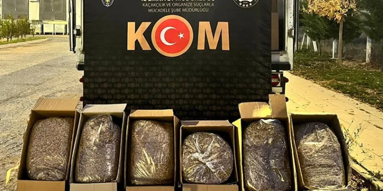 Polis yaklaşık 3 ton kaçak tütün ele geçirdi
