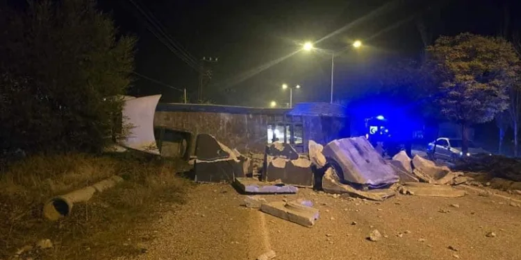 Malatya’da devrilen tır yolu kapattı