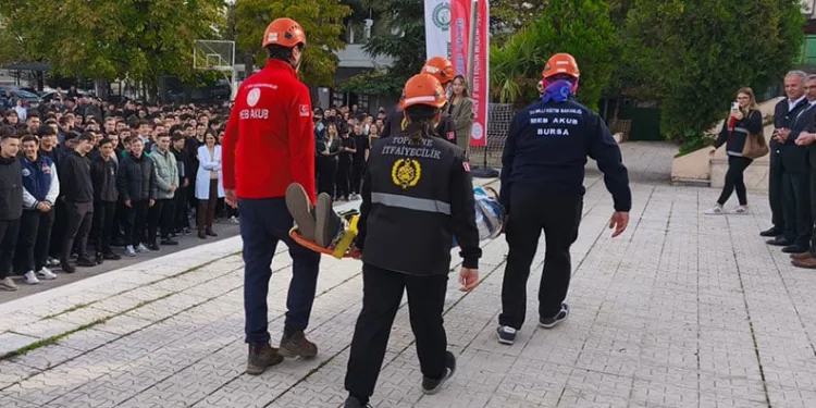 Öğrenciler, deprem tatbikatını başarıyla tamamladı