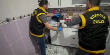 Mutfak dolabından AK-47 ve pompalı tüfek çıktı