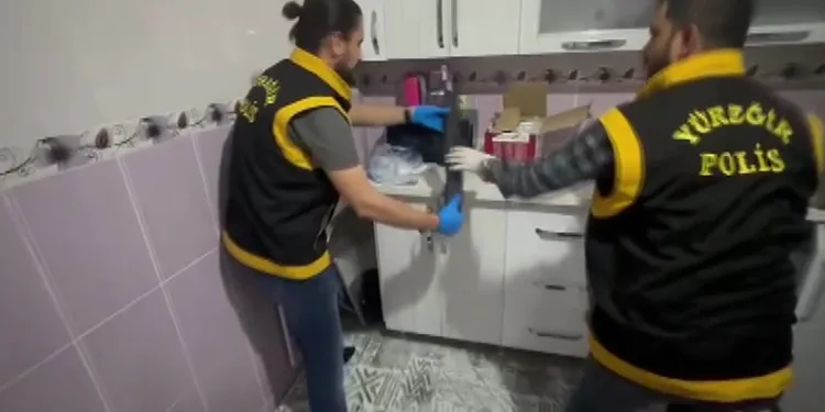 Mutfak dolabından AK-47 ve pompalı tüfek çıktı