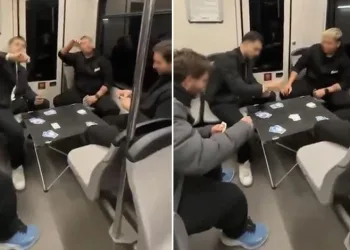 Bursa metrosunda masa kurup oyun oynadılar