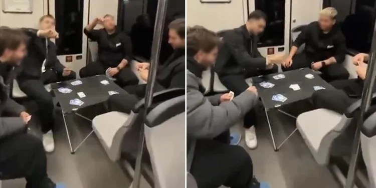 Bursa metrosunda masa kurup oyun oynadılar