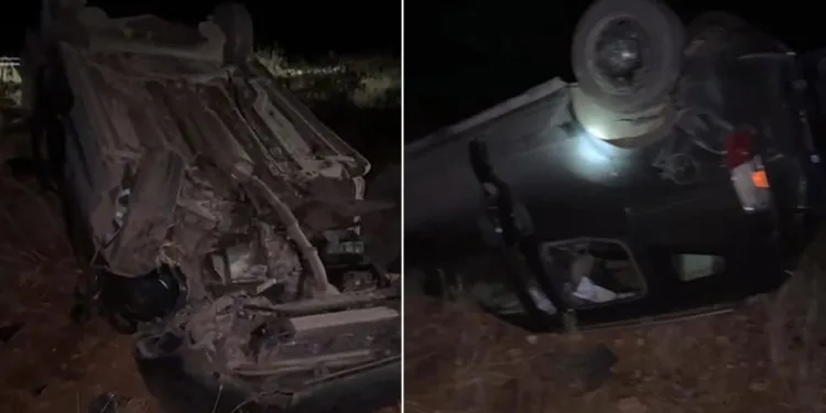 Devrilen otomobildeki kadın öldü, eşi ve oğlu yaralandı