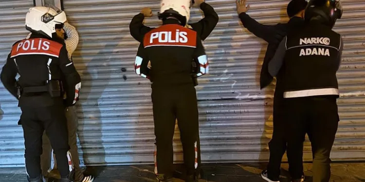 Uyuşturucu içen 20 şahıs suçüstü yakalandı
