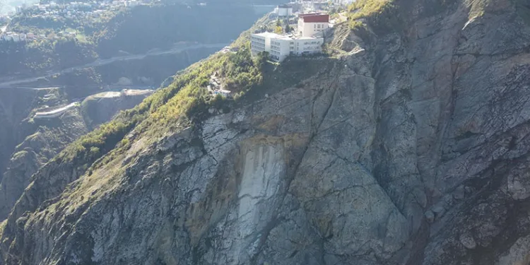 Artvin’de kaya koptu: İki lise tahliye edildi