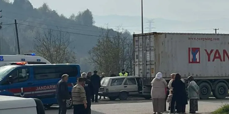 Otomobil tıra ok gibi saplandı: 2 yaralı