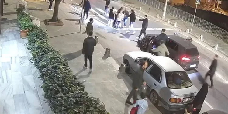 İşten çıkarılan genç kız sinir krizi geçirdi, ortalık karıştı