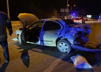 Bursa’da feci kaza: Bariyere çarpıp takla attı, 2 yaralı