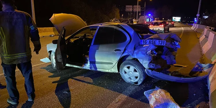 Bursa’da feci kaza: Bariyere çarpıp takla attı, 2 yaralı