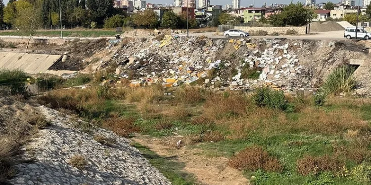 Adana’da kuruyan dere moloz döküm sahasına döndü