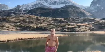 Arsiyan Yaylasında buz gibi gölde yüzdü