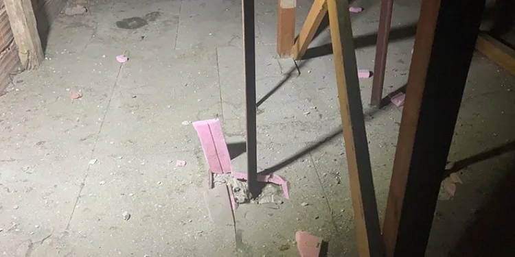 Yıldırım 4 katlı binanın çatısına düştü